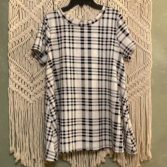 Black And White shortsleeved Top - Picture 1 of 4